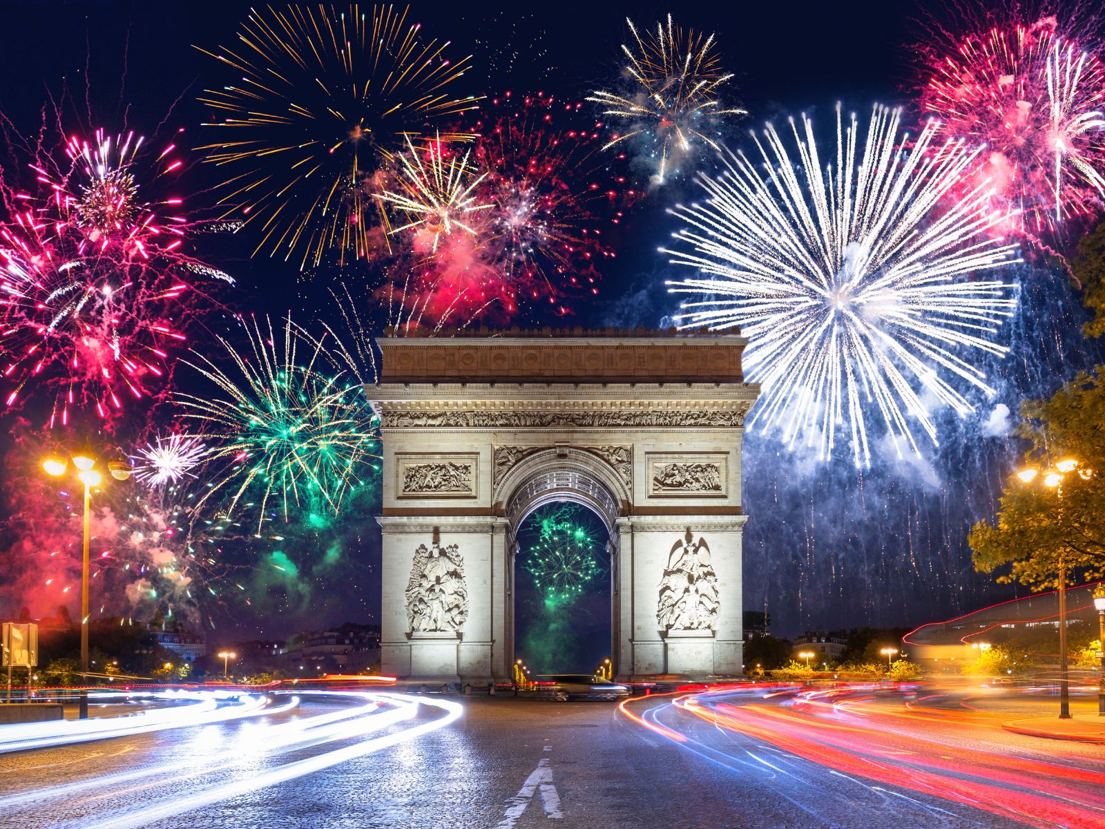 Paris : le feu d'artifice du Nouvel An de retour sur les Champs-Élysées -  Le Parisien